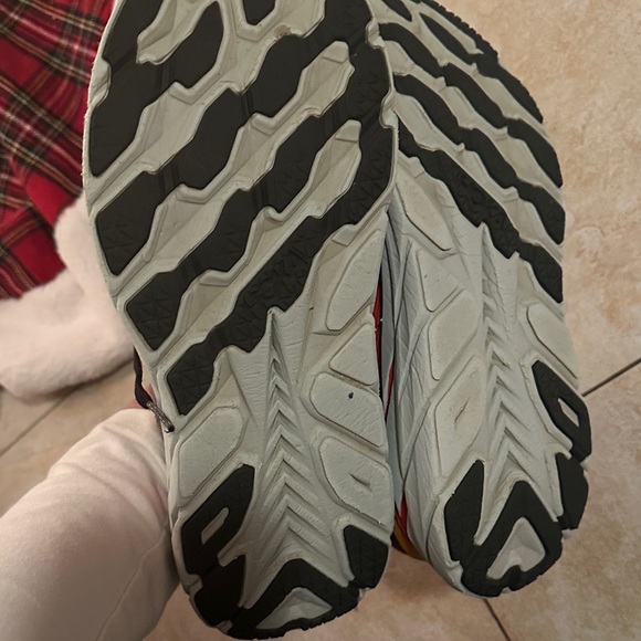 Hoka Gray and Red Sneaker clifton 8 - Picture 8 of 9